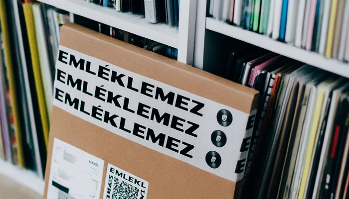 Emléklemez szállítás